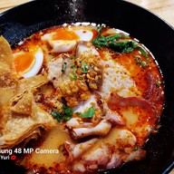 เมนูของร้าน กะเพราล้มยักษ์  ก๋วยเตี๋ยวต้มยำ (ราชเทวี)