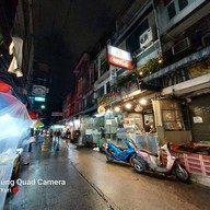 หน้าร้าน กะเพราล้มยักษ์  ก๋วยเตี๋ยวต้มยำ (ราชเทวี)