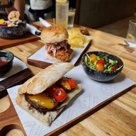 Earth House | Restaurant & Wine Bar กรุงเทพมหานคร