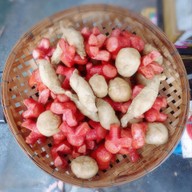 เมนูของร้าน ลูกชิ้นทอด [โบราณ] คนละมั๊ย ไส้กรอกแดงในตำนานปลาระเบิด น้ำจิ้มรสเด็ด  ยาย-ชอบ-ชิ้นทอด ถนนเสนาเริ่มคิด