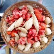 เมนูของร้าน ลูกชิ้นทอด [โบราณ] คนละมั๊ย ไส้กรอกแดงในตำนานปลาระเบิด น้ำจิ้มรสเด็ด  ยาย-ชอบ-ชิ้นทอด ถนนเสนาเริ่มคิด