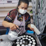 หน้าร้าน ขนมครกทรงไทย หน้าวัดพลับ