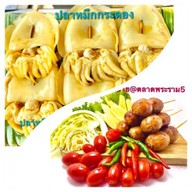 ปลาหมึกย่าง ไส้กรอกอีสานคุณชาย ตลาดพระราม5