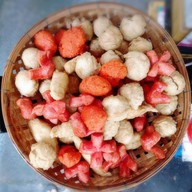 เมนูของร้าน ลูกชิ้นทอด [โบราณ] คนละมั๊ย ไส้กรอกแดงในตำนานปลาระเบิด น้ำจิ้มรสเด็ด  ยาย-ชอบ-ชิ้นทอด ถนนเสนาเริ่มคิด
