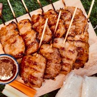 ลูกชิ้นทอดปลาระเบิดไจแอ้น เสริฟร้อนๆ ทุกออเดอร์ อร่อย ฟินๆ สาขา ตลาดละลายงับ สีลม ซอย5