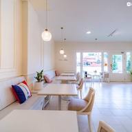 บรรยากาศ เชรี่ เพสทรี ถนนโชตนา