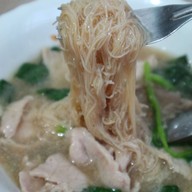 ราดหน้า ป๋าอู๊ดราดหน้ายอดผัก ดินแดง ป๋าอู๊ดราดหน้ายอดผัก ดินแดง