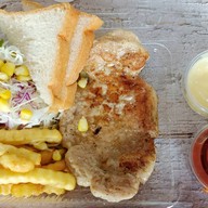 ไผ่โอชะ (หน้าปากทางเข้าโรงเรียนกิตติวิทยา)