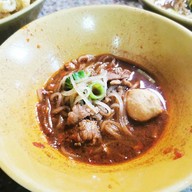 เมนูของร้าน ก๋วยเตี๋ยวเรือป๋ายักษ์