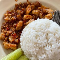 เมนูของร้าน หมูกรอบคั่วพริกเกลือป้าฟองป่าแดด