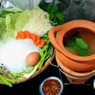 ครัว คุณนายส้มตำ สาขา 1 กระเพราพริกแห้ง ผัดไทย ตามสั่ง เตี๋ยวต้มยำเย็นตาโฟ