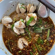 เมนูของร้าน หมูกรอบคั่วพริกเกลือป้าฟองป่าแดด