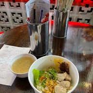 เมนูของร้าน หมี่ยำเจริญ กาดฝรั่ง