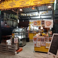 ข้าวมันไก่ ข้าวขาหมู  หมูตุ๋น เกาเหลาเลือดหมู  เงินล้าน สาขานครชัยศรี  (ท่ารถตู้วัดท่าตำหนัก) ท่าตำหนัก