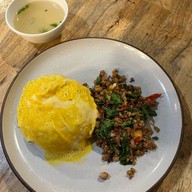 เมนูของร้าน กะเพราล้มยักษ์  ก๋วยเตี๋ยวต้มยำ (ราชเทวี)