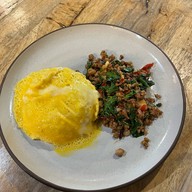 เมนูของร้าน กะเพราล้มยักษ์  ก๋วยเตี๋ยวต้มยำ (ราชเทวี)