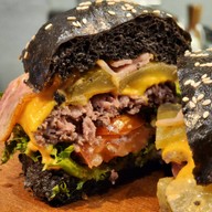 Tentis Craft Burgers เรวดี