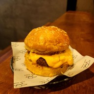 Tentis Craft Burgers เรวดี