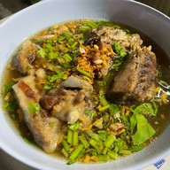 ป้าน้อยซุปกระดูก ก๋วยเตี๋ยวและอาหารตามสั่ง