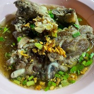 ป้าน้อยซุปกระดูก ก๋วยเตี๋ยวและอาหารตามสั่ง