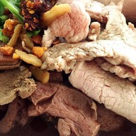 เมนูของร้าน ป.ก๋วยเตี๋ยว หมูน้ำตก เด็ดจนต้องลอง ตลาดสดแม่ทองพูน