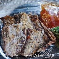 เมนูของร้าน เจ๊ไหม ปลายี่สนทุบ ท่าฉลอม
