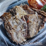 เมนูของร้าน เจ๊ไหม ปลายี่สนทุบ ท่าฉลอม