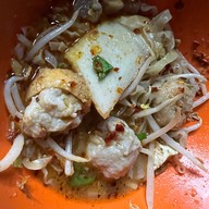 ก๋วยเตี๋ยวลูกชิ้นแคะ by แม่ไก่ -