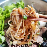 เมนูของร้าน ก๋วยเตี๋ยวหมูน้ำแดง ลุงลองป้ารัตน์
