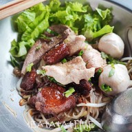 เมนูของร้าน ก๋วยเตี๋ยวหมูน้ำแดง ลุงลองป้ารัตน์