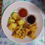 เมนูของร้าน ลูกชิ้นทอด [โบราณ] คนละมั๊ย ไส้กรอกแดงในตำนานปลาระเบิด น้ำจิ้มรสเด็ด  ยาย-ชอบ-ชิ้นทอด ถนนเสนาเริ่มคิด