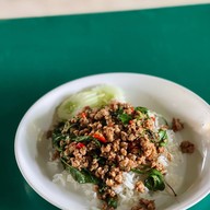 ยายรวมกับตาช่วยผัดหมี่โคราช