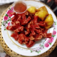 เมนูของร้าน ลูกชิ้นทอด [โบราณ] คนละมั๊ย ไส้กรอกแดงในตำนานปลาระเบิด น้ำจิ้มรสเด็ด  ยาย-ชอบ-ชิ้นทอด ถนนเสนาเริ่มคิด