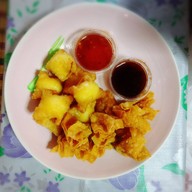 เมนูของร้าน ลูกชิ้นทอด [โบราณ] คนละมั๊ย ไส้กรอกแดงในตำนานปลาระเบิด น้ำจิ้มรสเด็ด  ยาย-ชอบ-ชิ้นทอด ถนนเสนาเริ่มคิด