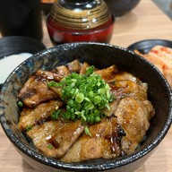 เมนูของร้าน โอฮาชิ ข้าวหน้าหมูย่างถ่าน สยาม