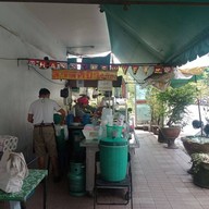 หน้าร้าน ร้านส้มตำอร่อยแซ่บเวอร์หน้าสถานีรถไฟ