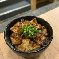 เมนูของร้าน โอฮาชิ ข้าวหน้าหมูย่างถ่าน สยาม