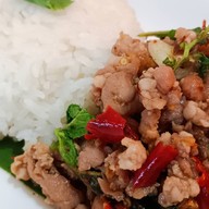 ติดใจ กะเพราตามสั่ง รันเวย์ มาเก็ต