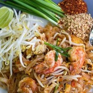 ผัดไทย อาหารตามสั่ง สวนสามแก้วคาเฟ่ หน้าโรงเรียนเมืองกระบี่