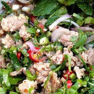 ร้านลาบอีสานตลาดกลางบ้านฉาง ล็อคF4 ติดDIY