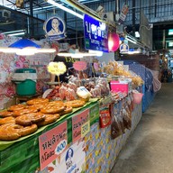 บุญล้อม ไส้อั่ว แคปหมู ตลาดทุ่งเกวียน