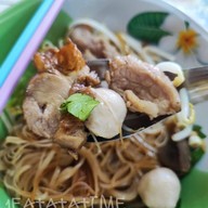 เมนูของร้าน เจ๊จุ๋ม ก๋วยเตี๋ยวหมูนํ้าแดง