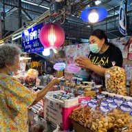 บุญล้อม ไส้อั่ว แคปหมู ตลาดทุ่งเกวียน