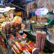 บุญล้อม ไส้อั่ว แคปหมู ตลาดทุ่งเกวียน