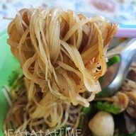 เมนูของร้าน เจ๊จุ๋ม ก๋วยเตี๋ยวหมูนํ้าแดง