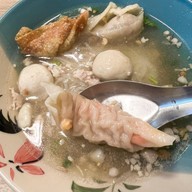 เมนูของร้าน เป็นหนึ่ง ก๋วยเตี๋ยวต้มยำ เย็นตาโฟ