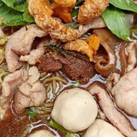 ก๋วยเตี๋ยวหมูน้ำตก พรกมล