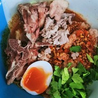 เตี๋ยวต้มยำ มะนาวสด ไข่ยางมะตูม