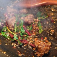 เมนู ร้านอิ่มอุ่น กะเพราพริกแห้ง อาหารตามสั่ง สาขาอุดมสุข