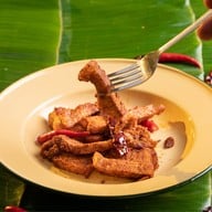 บรรพบุรุษหมูกรอบ รัชดา ( ย้ายร้านมาอยู่รัชดาซอย 3 )